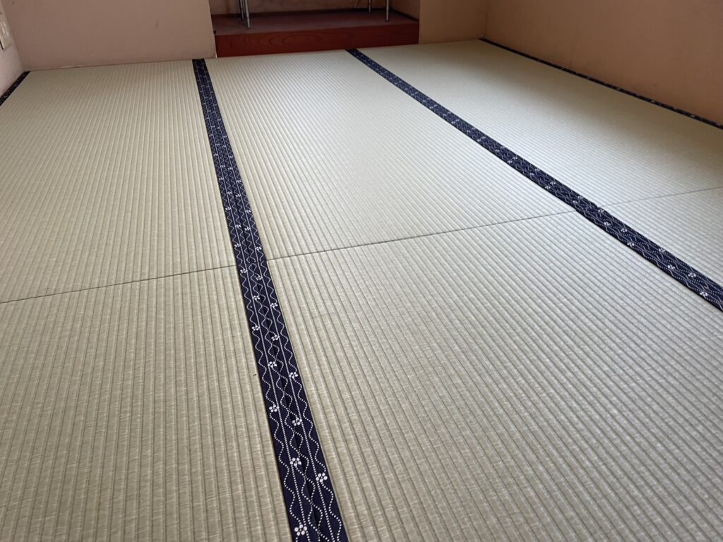 【施工例】ダイケン「銀白 極み」｜7.5畳 → 丈長6畳敷きでスッキリ美しく